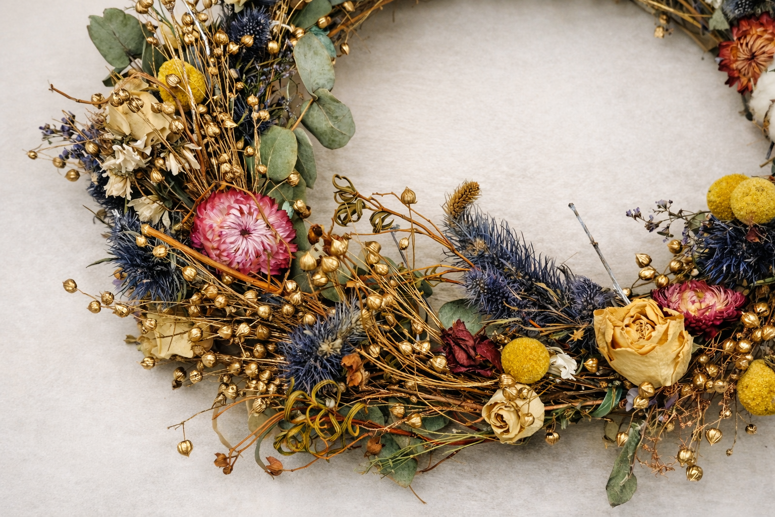 Håndlavet Tørret blomsterkrans / dørkrans i natur- og guldfarver - Billede 4