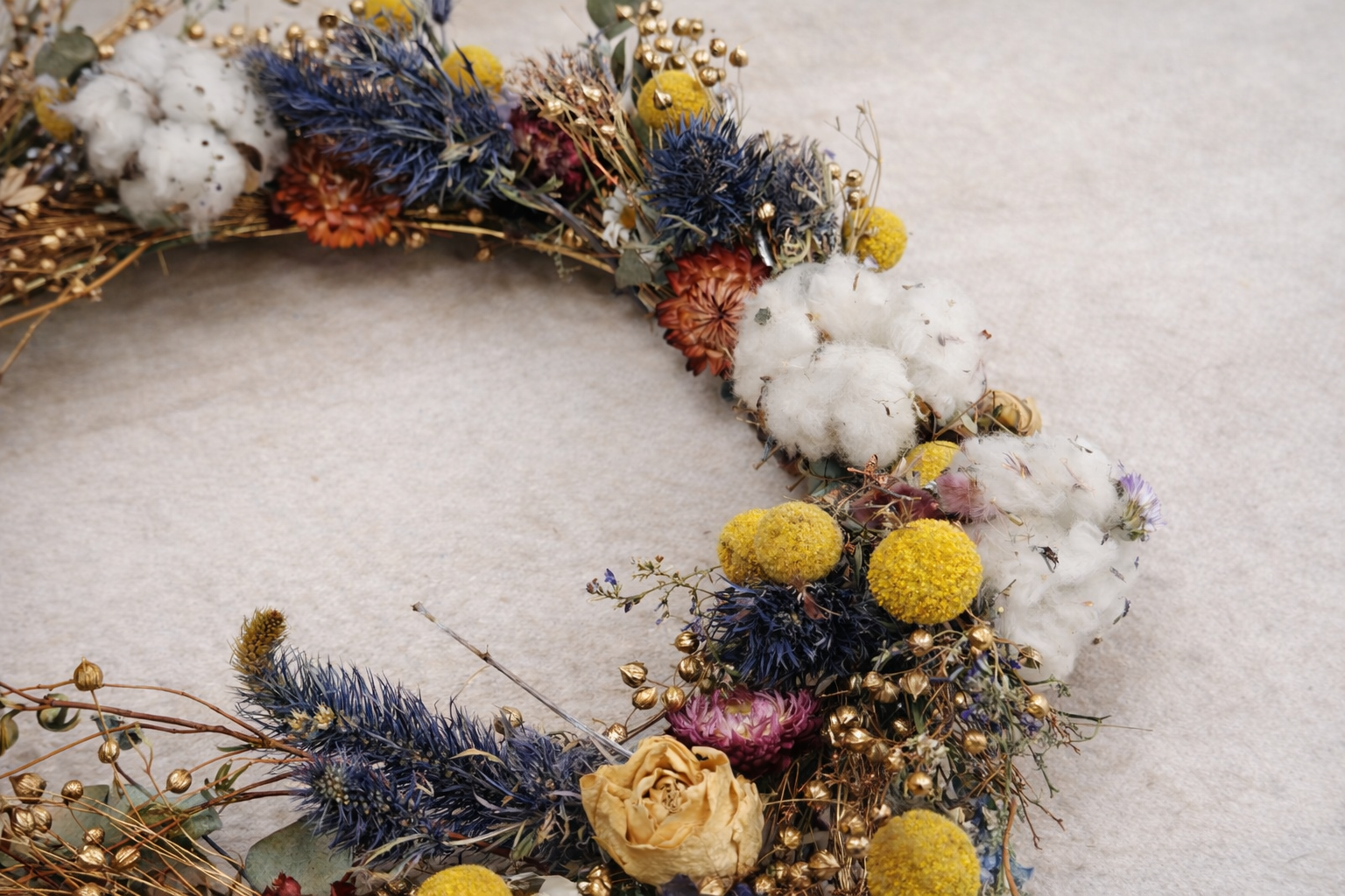 Håndlavet Tørret blomsterkrans / dørkrans i natur- og guldfarver - Billede 3